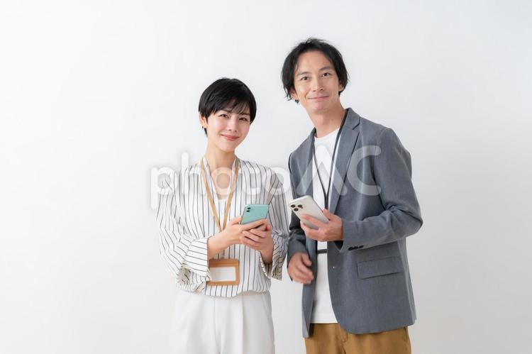 白バックの若い男女のビジネスマン ビジネス,女性,ビジネスマンの写真素材