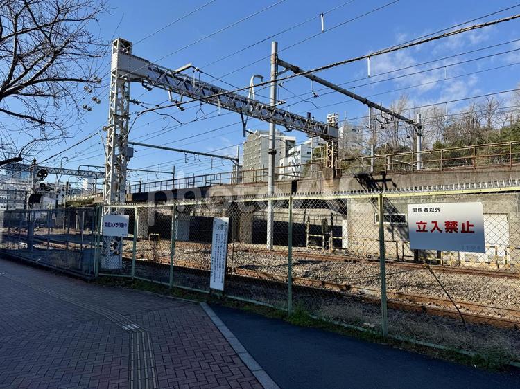 上野の車舎近くで停車している電車 道路,朝,始業時間の写真素材