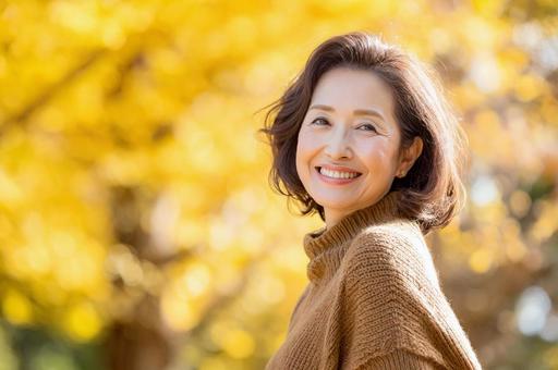 紅葉背景の女性-7 紅葉背景の女性-7の写真