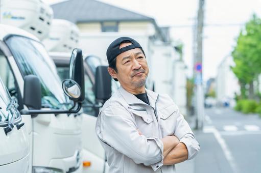 考えるドライバーの男性 考えるドライバーの男性 トラック,ドライバー,作業服の写真素材