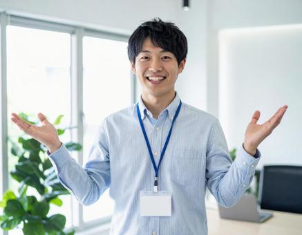 お手上げ状態の笑顔の会社員男性 お手上げ状態の笑顔の会社員男性の写真