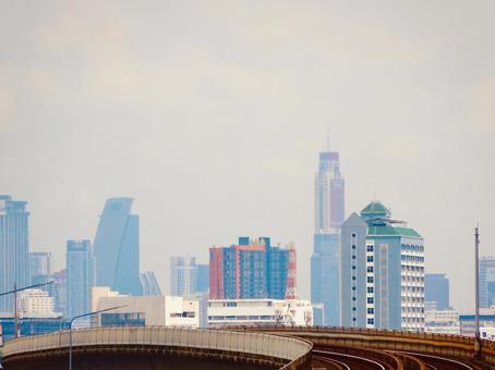 レールとバンコクのスカイライン バンコク,レール,空の写真素材
