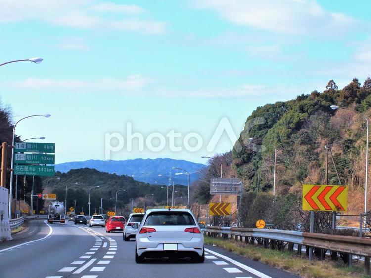 コンクリートミキサー車は走行車線　高速道 カーブ,ドライブ,車の写真素材