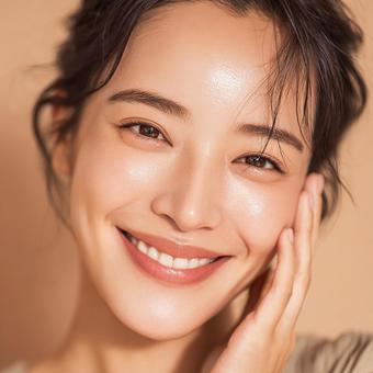 輝く笑顔と健やかな肌の女性 輝く笑顔と健やかな肌の女性の写真