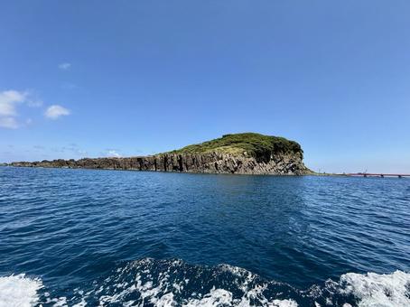 遊覧船から見た福井県東尋坊 雄島の景色 遊覧船から見た福井県東尋坊 雄島の景色の写真