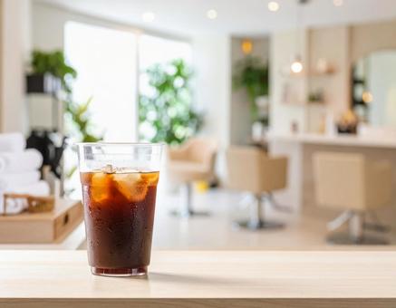 アイスコーヒーと明るい店内 アイスコーヒーと明るい店内の写真