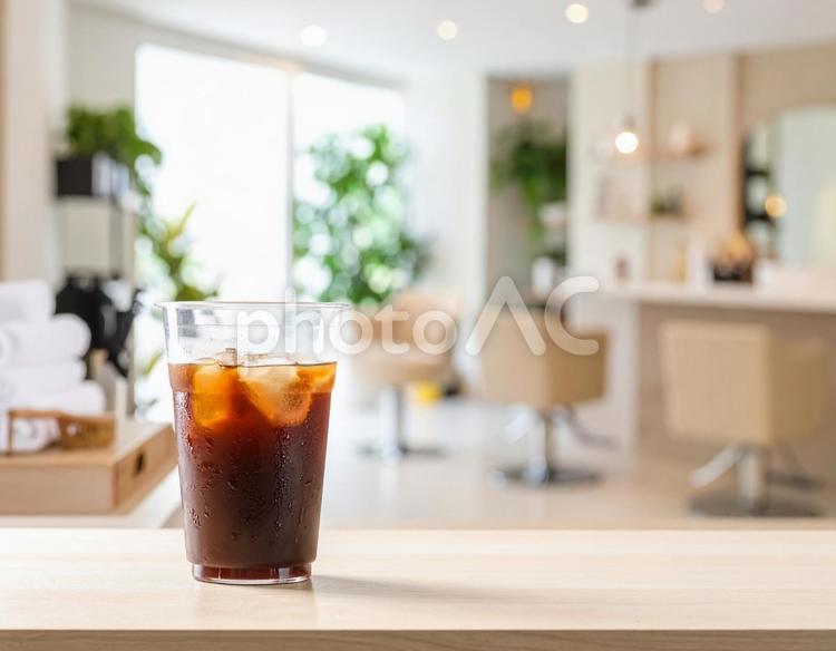 アイスコーヒーと明るい店内 アイスコーヒー,テイクアウト,冷たい飲み物の写真素材