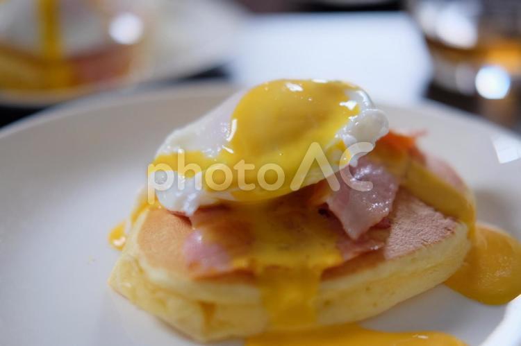 卵とベーコンの乗ったパンケーキ② 朝食,何人もありません,おいしいの写真素材