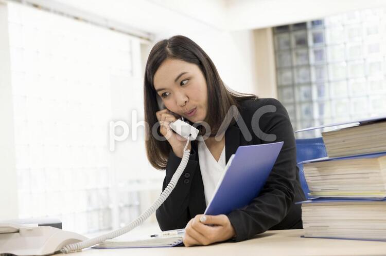 仕事中の女性 オフィス,仕事中,ファイルの写真素材