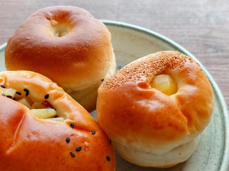 秋の菓子パン2 秋の菓子パン2 あんぱん,芋餡,菓子パンの写真素材