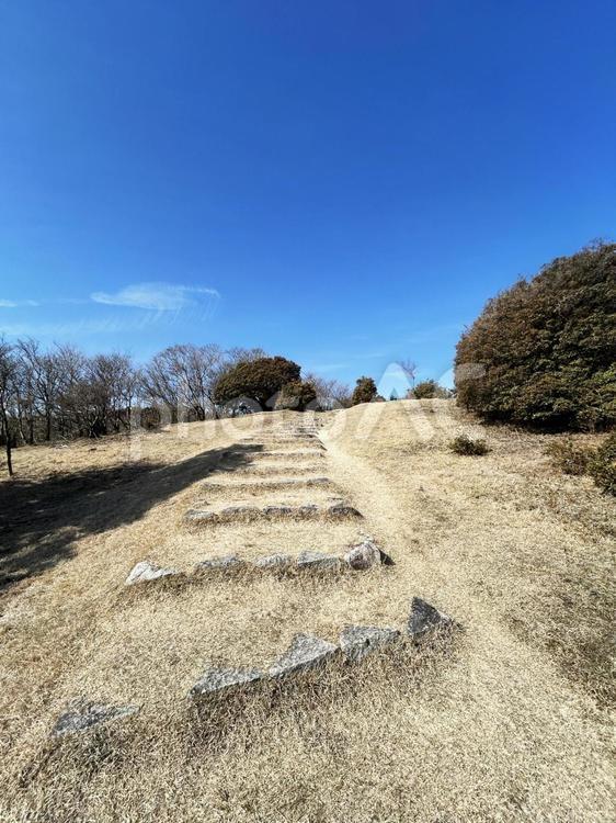 山頂展望台にある階段と青空 空模様,空,雲の写真素材