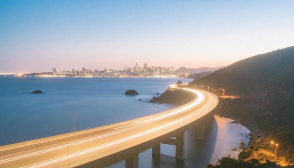 夜の道路　夜景の写真