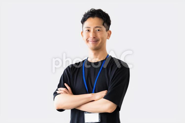 腕組みをして微笑む男性ビジネスマン 男性,腕組み,笑顔の写真素材