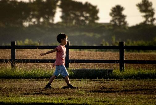 ＜素材＞夕暮れの公園を走る男の子 子供,ジョギング,ランニングの写真素材