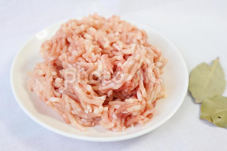 とりミンチとローリエ ミンチ,生肉,とりミンチの写真素材