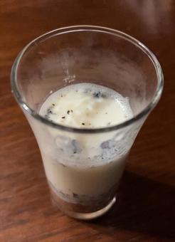 牛乳りんご酢に黒大豆きな粉と黒すり胡麻 牛乳りんご酢に黒大豆きな粉と黒すり胡麻の写真