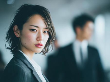 カメラ目線のスーツの女性 カメラ目線のスーツの女性の写真