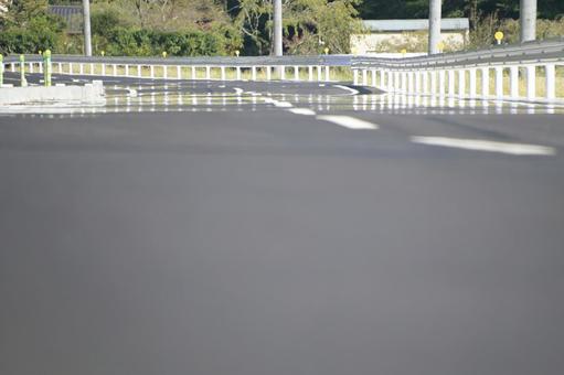 暑い日にアスファルトの道路に現れた逃げ水 暑い日にアスファルトの道路に現れた逃げ水 逃げ水,道路,地面の写真素材