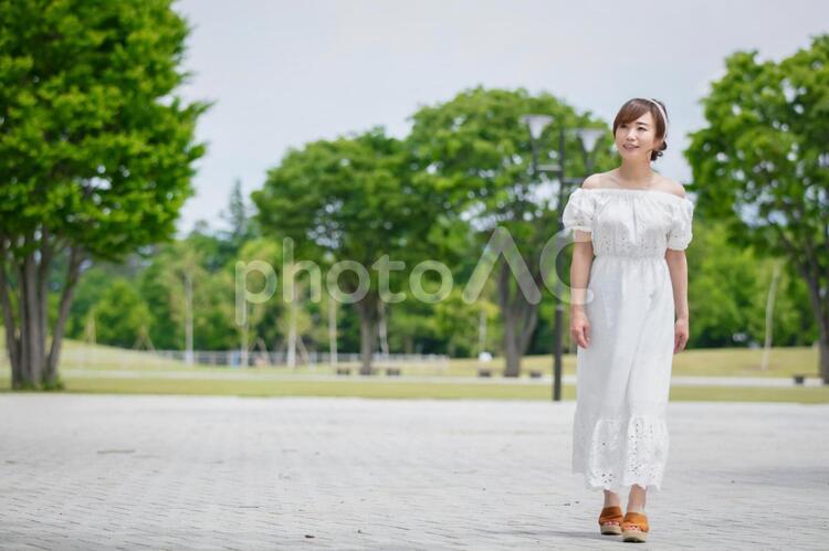 公園を歩く女性 女性,歩く,公園の写真素材