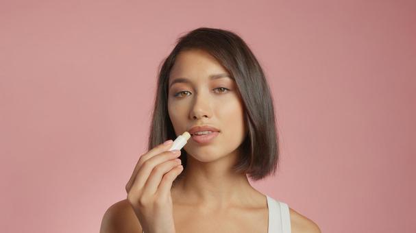 リップクリームを塗る女性 リップクリームを塗る女性 女性,外国人,アジア人の写真素材