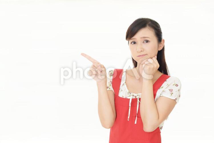 不安そうな表情の女性 女性,主婦,母親の写真素材