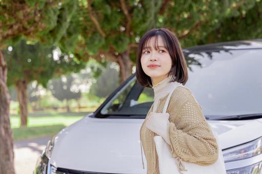 ショッピングに出かける女性 ショッピングに出かける女性 運転,ドライブ,女性の写真素材
