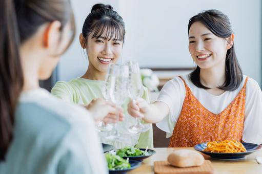 女子会で乾杯をする若い女性 女子会で乾杯をする若い女性 乾杯,女子会,女性の写真素材