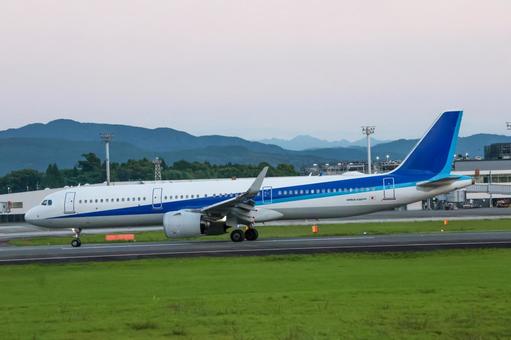 空と地の境界線を走る 空と地の境界線を走る 飛行機,航空機,旅客機の写真素材