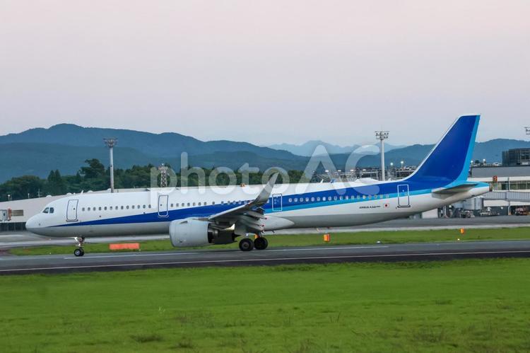 空と地の境界線を走る 飛行機,航空機,旅客機の写真素材