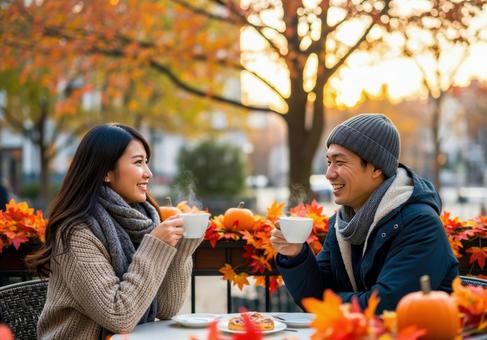 紅葉シーズンにテラスでお茶を飲むカップルの写真