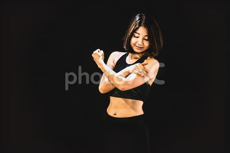 ボディメイクする女性（腕・笑顔） ボディ,腕,腕力の写真素材