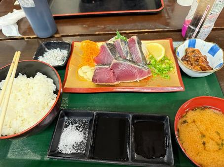鰹のタタキ 定食 鰹のタタキ 定食の写真