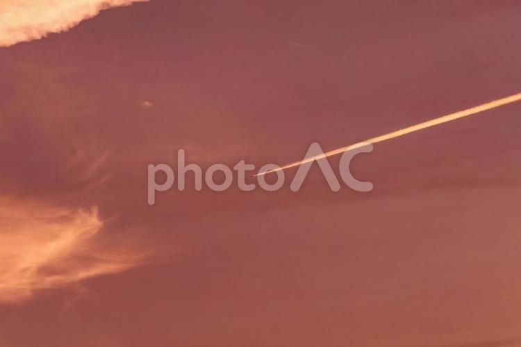 夕焼けに染まった空と飛行機雲 空,雲,夕焼けの写真素材