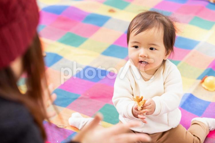 赤ちゃんをあやす女性（手を叩く） 赤ちゃん,ママ,笑顔の写真素材