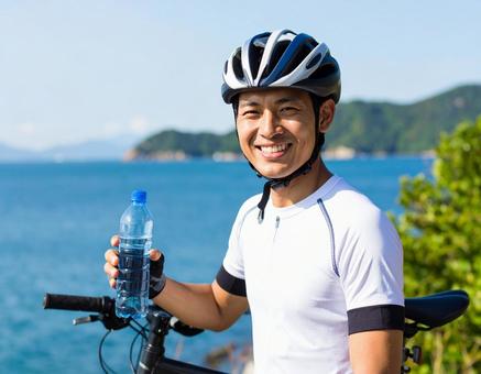 サイクリストの夏・休憩と給水(背景に海) サイクリストの夏・休憩と給水(背景に海)の写真