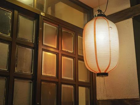 夜道を照らす赤提灯 夜道を照らす赤提灯の写真