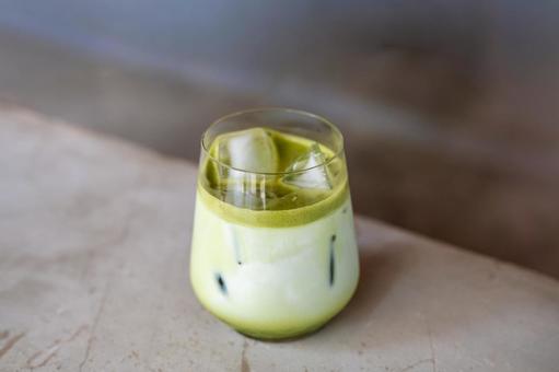 抹茶の香り広がる贅沢なアイス抹茶ラテ 抹茶の香り広がる贅沢なアイス抹茶ラテ 抹茶ラテ,カフェ,屋内の写真素材