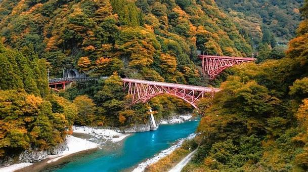 旧山彦橋・新山彦橋と紅葉 鉄橋,トロッコ列車,新山彦橋の写真素材