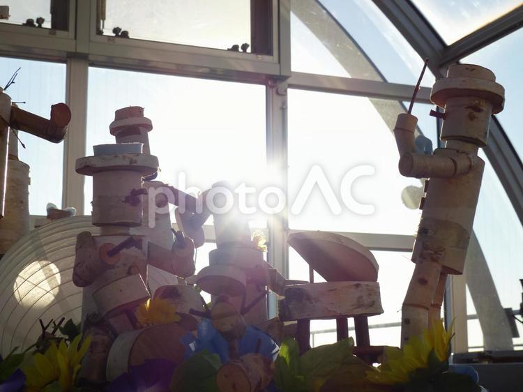 木の人形 人形,木の人形,夕陽の写真素材
