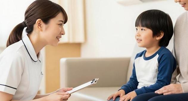 小児科で子どもに問診をするアジア人看護師 小児科で子どもに問診をするアジア人看護師の写真