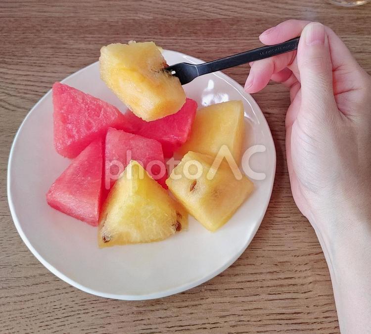 赤と黄色のスイカ スイカ,赤いスイカ,黄色いスイカの写真素材