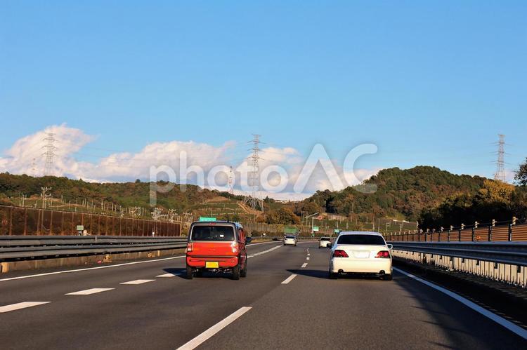 秋の高速道路を並走する車 道路,車,白い車の写真素材