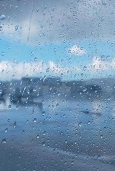 水滴の付いた窓から見える空と雲 水滴の付いた窓から見える空と雲 水滴,ガラス,窓の写真素材