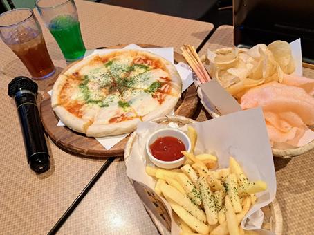 カラオケパーティー カラオケパーティー カラオケ,ピザ,ポテトの写真素材