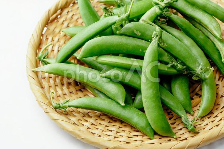 スナップエンドウ　ザルに盛られている 野菜,夏野菜,スナップえんどうの写真素材