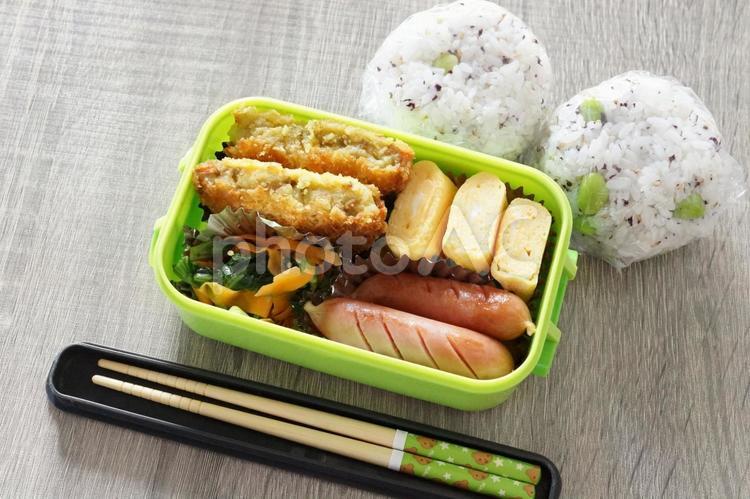 玉子焼きとウインナーが入ったお弁当 お弁当,卵焼き,箸の写真素材