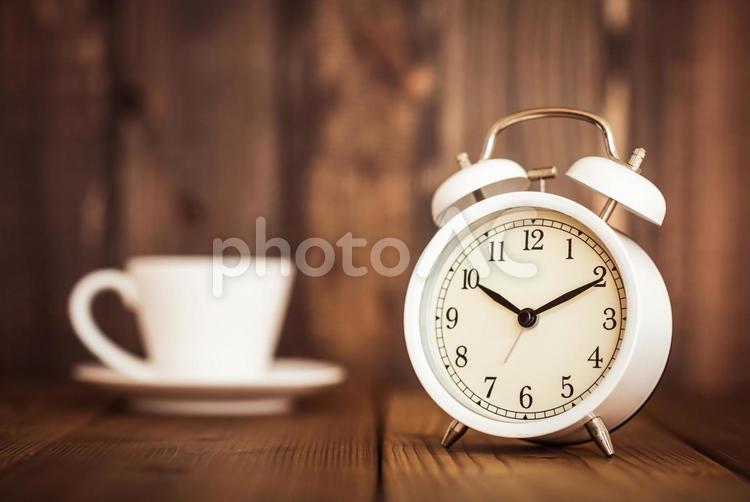 目覚まし時計とコーヒータイム 10時,ゆっくり,アラームの写真素材
