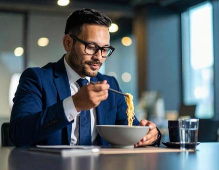 ラーメンを食べる男性 ラーメンを食べる男性の写真