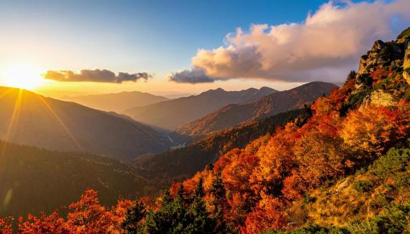 紅葉で赤く染まった山脈の空撮写真 紅葉で赤く染まった山脈の空撮写真の写真