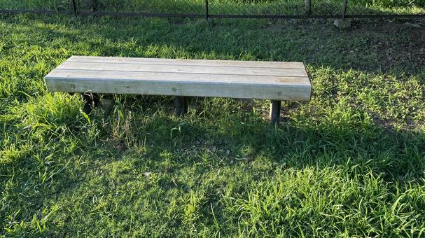 公園のベンチ 公園のベンチの写真